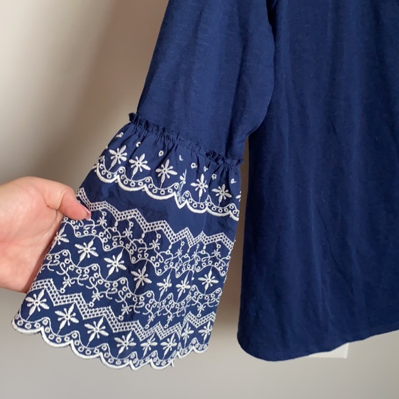 CUTE and SLIGHT BELL SLEEVE TOP! Size: Small - Picture 3 of 3